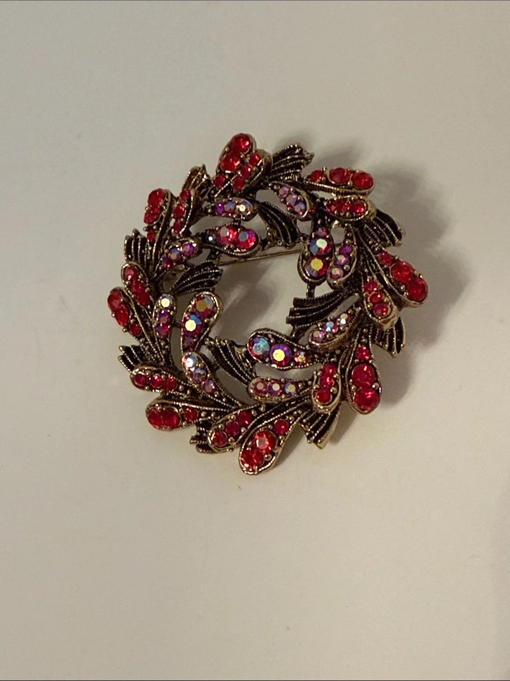 VINTAGE BROOCH PENDANT DARK BRUSHED GOLD RED & IRIDESCENT AB RHINESTONES WREATH
